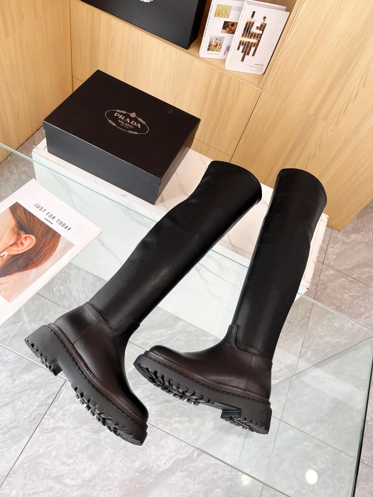 👟👟Ex-factory price 720👟👟 𝐏𝐑𝐀𝐃𝐀New Prada 2024 autumn and winter catwalk boots. Original purchased from Taikoo Hui and reprinted. The shoes are very light on the feet and the walking comfort is very good. The design style using the triangle logo is worth owning. The shoe shape has great charm and a very distinctive design sense. It is highly recognizable. The leather is soft and extremely comfortable! Fabric: Cowhide. Lining: Cowhide. Size: 35-41